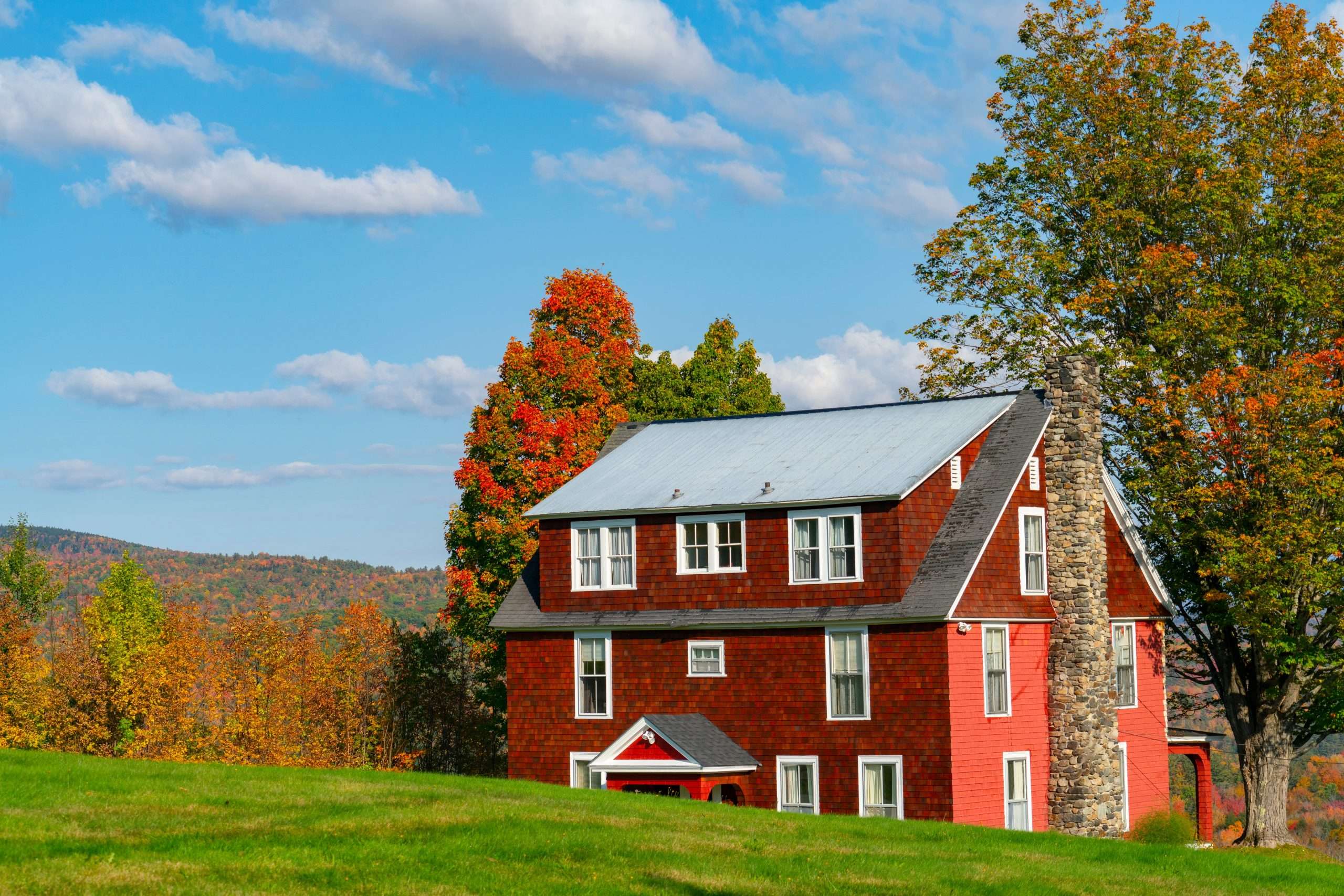 Autumn,Village,House,In,New,England,Town,With,Bright,Color