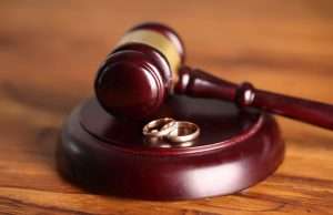 Closeup,Of,Judge,Hammer,And,Wedding,Rings.,Divorce,Proceedings,Concept