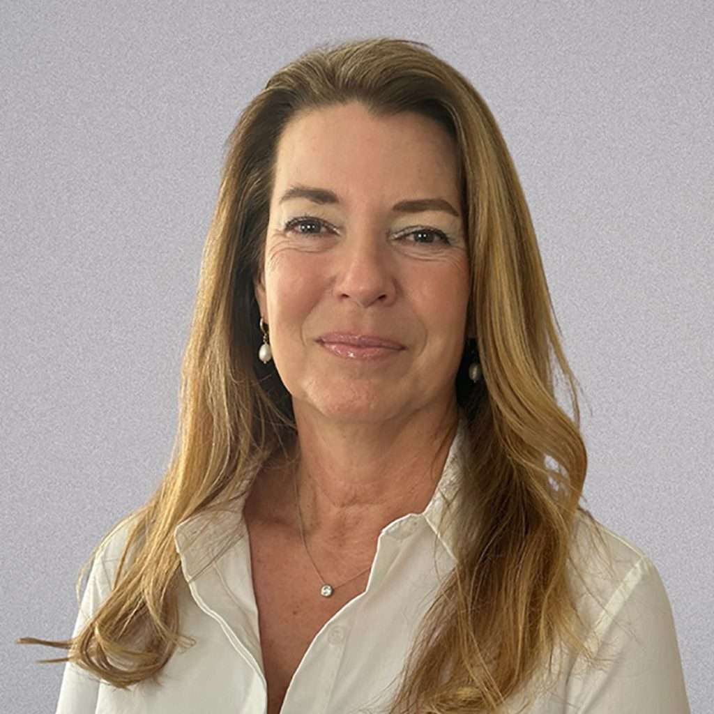 Darlene Perry 0826 square headshot
