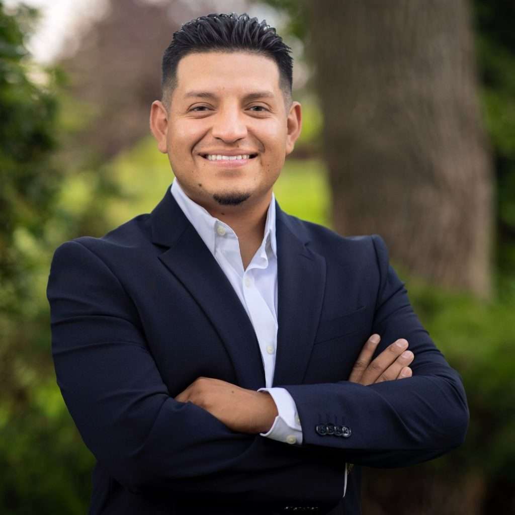 Victor Mauricio 0826 square headshot